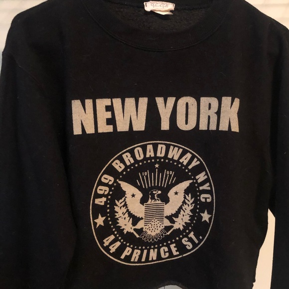 Brandy Melville Cropped Sweatshirt - Picture 2 of 3